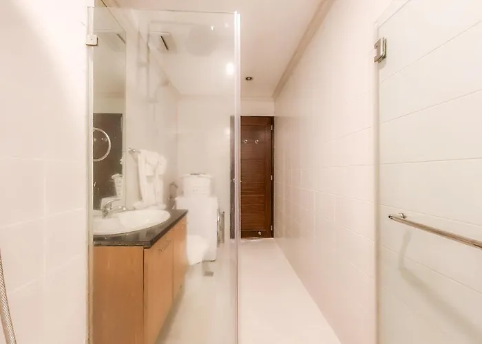 Full-serviced One-bedroom In Crescent Park Residences